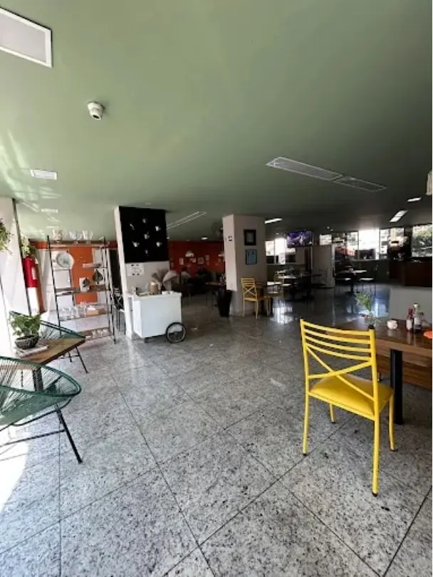 Salão amplo do Bistrô Menu preparado para encontros